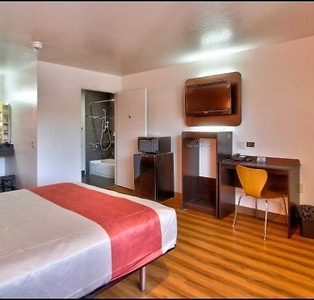 Coastal Valley Inn - Monterey Кастровил Екстериор снимка