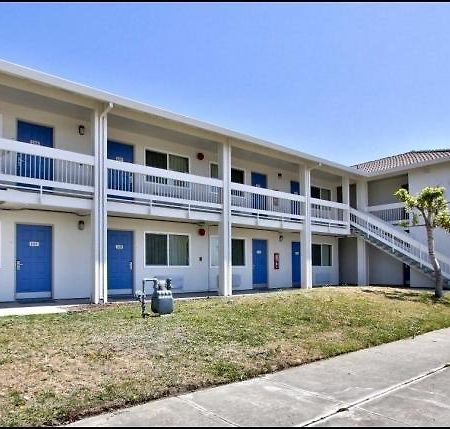 Coastal Valley Inn - Monterey Кастровил Екстериор снимка