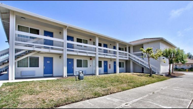 Coastal Valley Inn - Monterey Кастровил Екстериор снимка