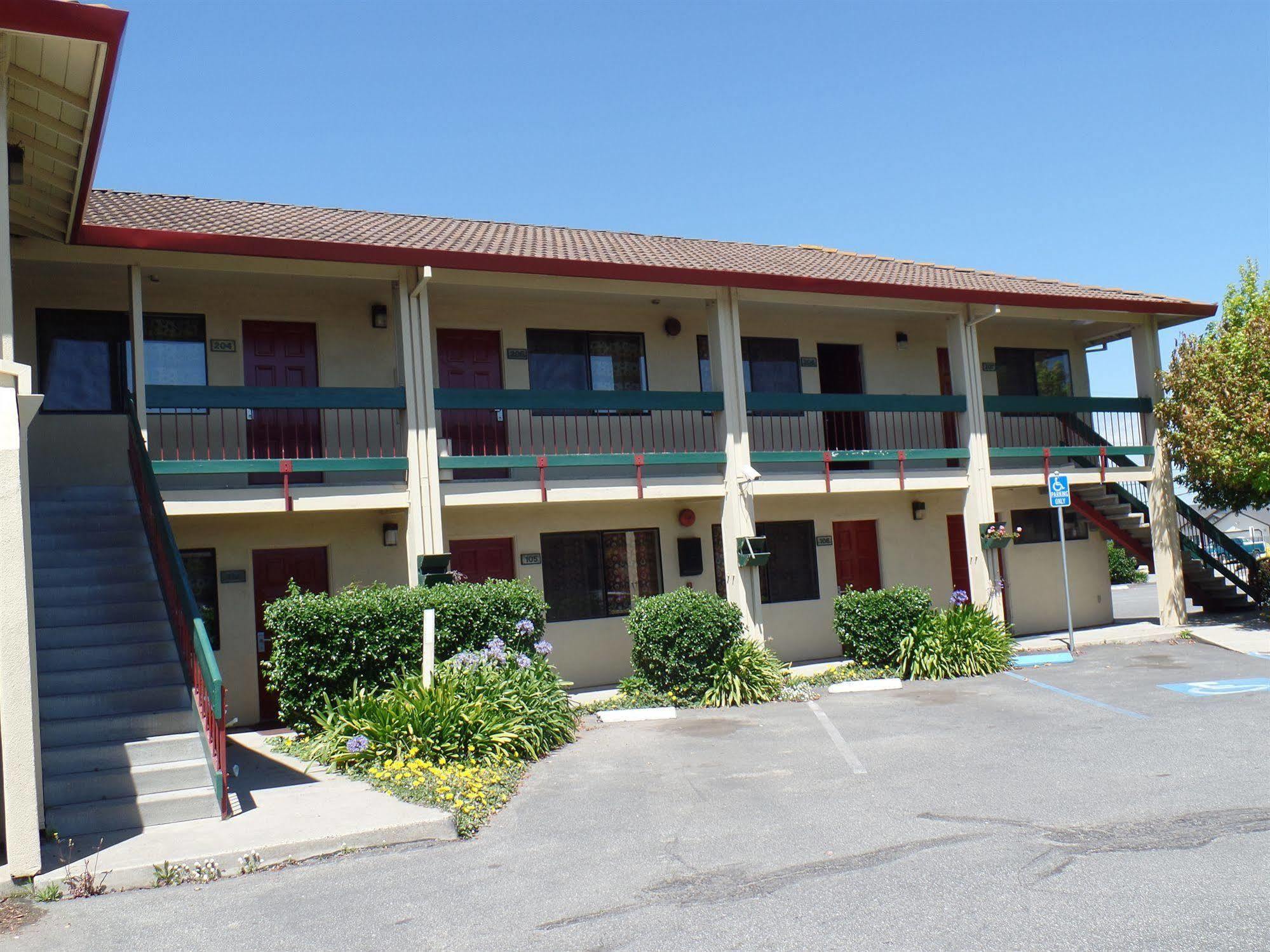 Coastal Valley Inn - Monterey Кастровил Екстериор снимка
