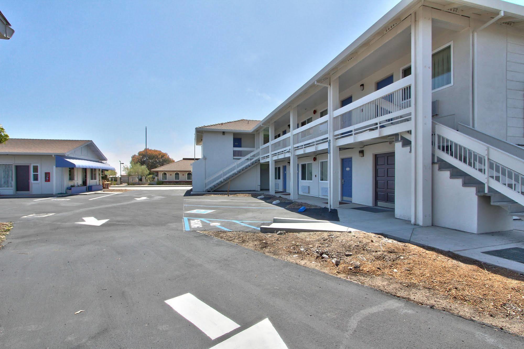 Coastal Valley Inn - Monterey Кастровил Екстериор снимка