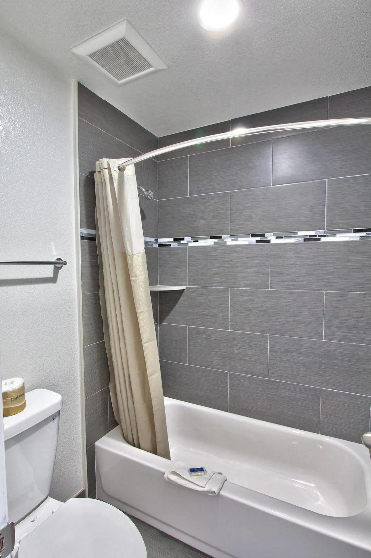 Coastal Valley Inn - Monterey Кастровил Екстериор снимка