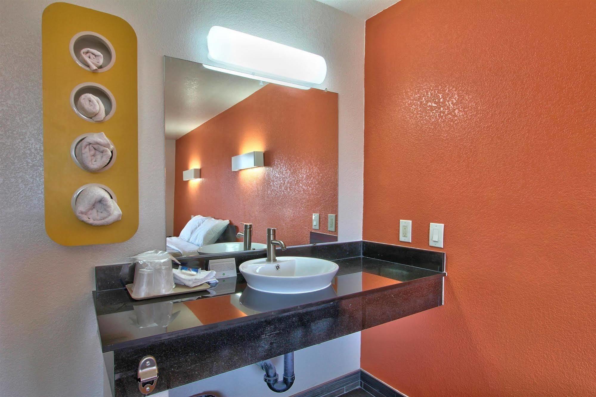 Coastal Valley Inn - Monterey Кастровил Екстериор снимка