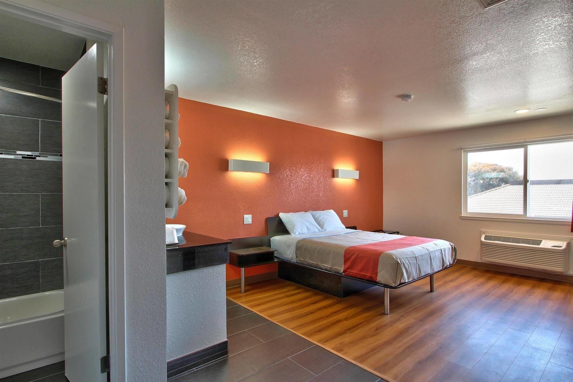 Coastal Valley Inn - Monterey Кастровил Екстериор снимка