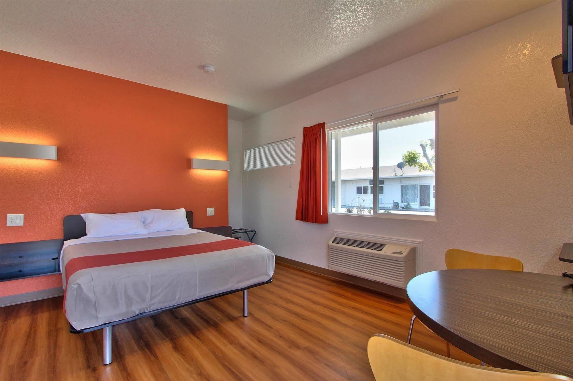 Coastal Valley Inn - Monterey Кастровил Екстериор снимка