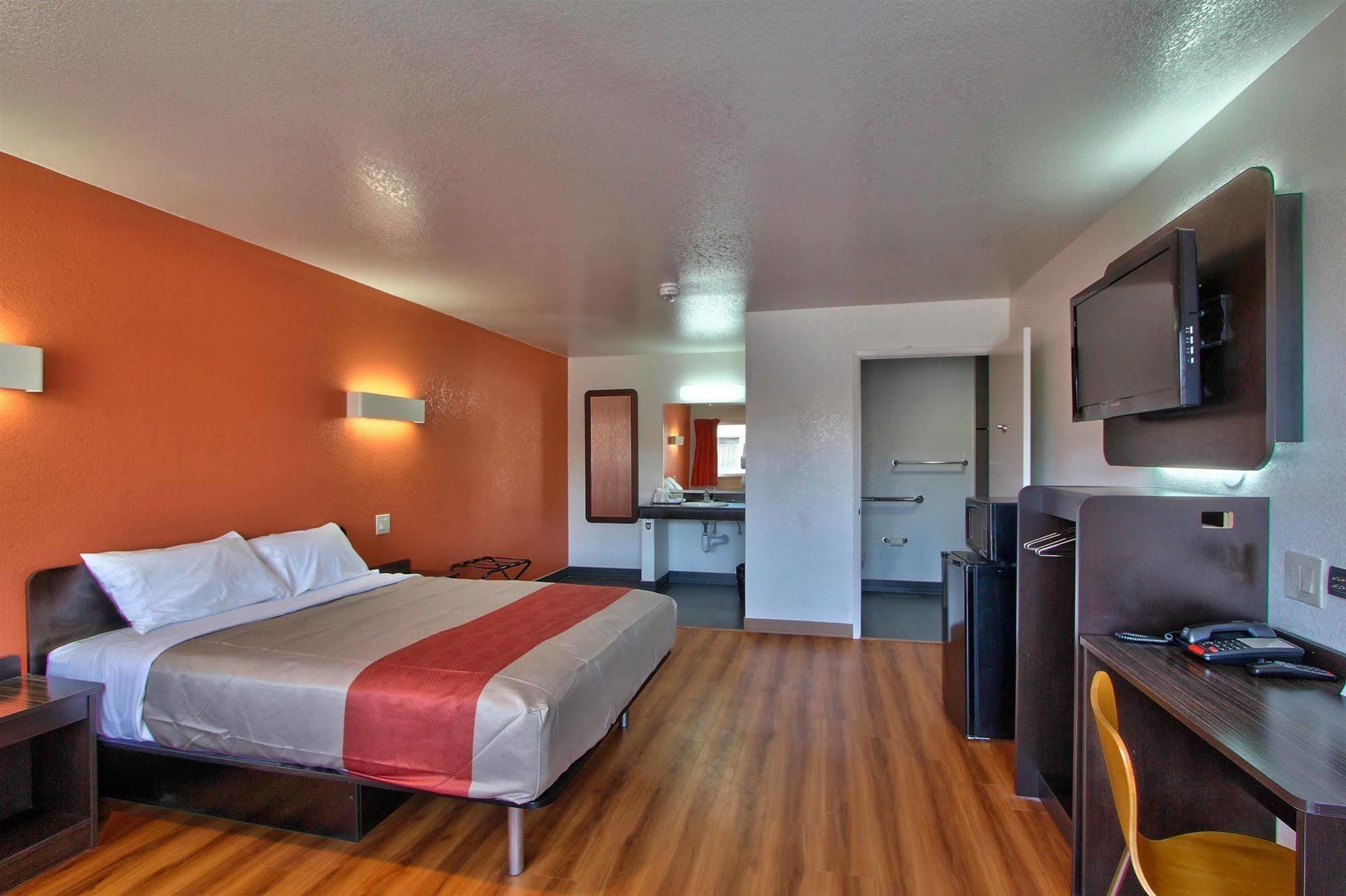 Coastal Valley Inn - Monterey Кастровил Екстериор снимка