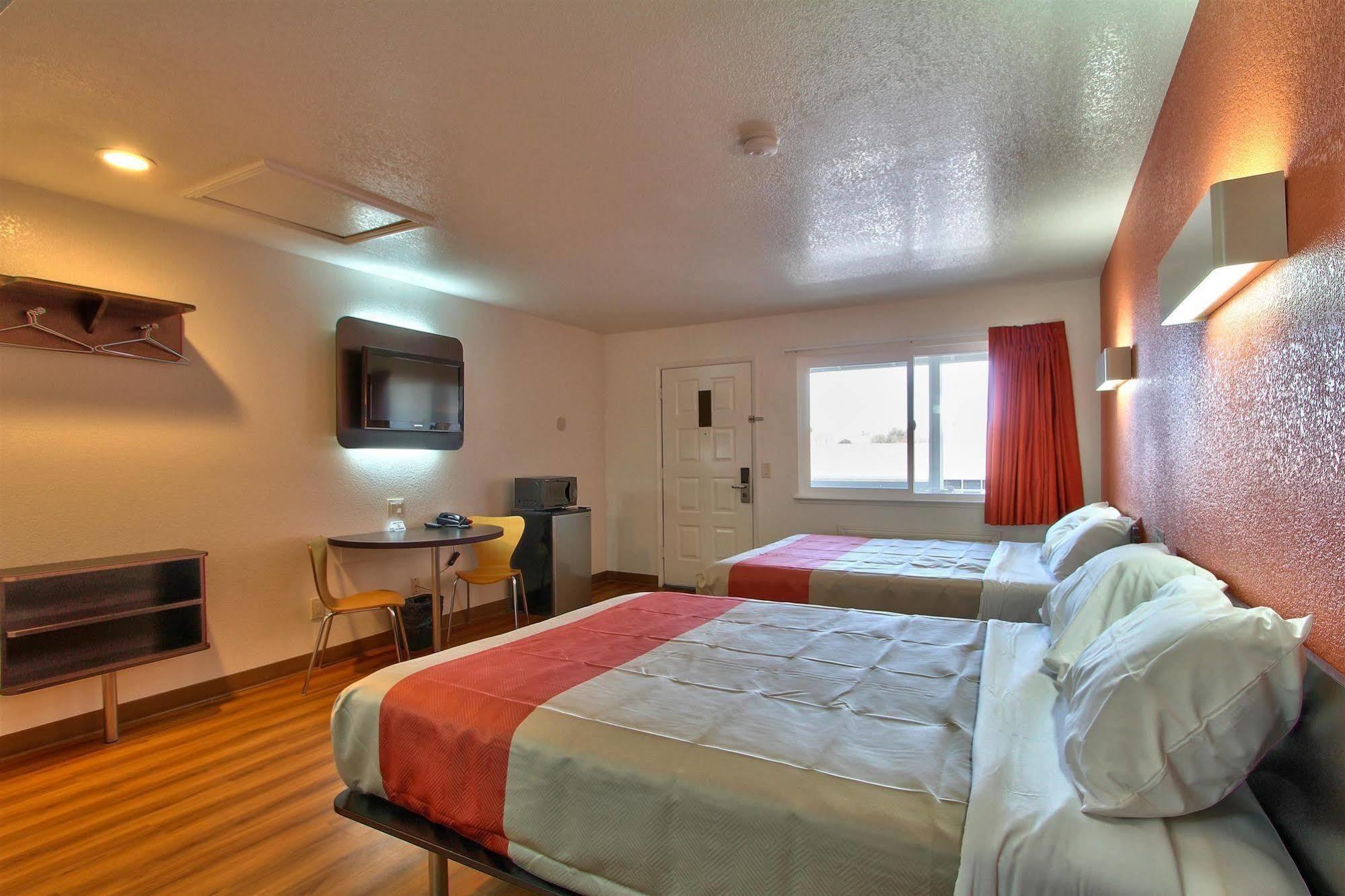 Coastal Valley Inn - Monterey Кастровил Екстериор снимка