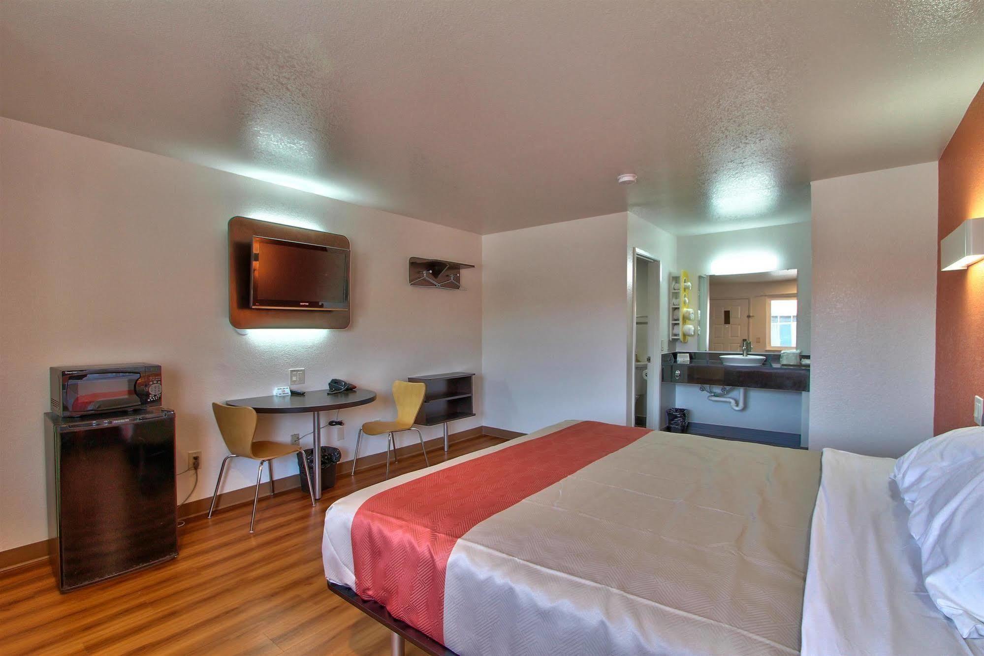 Coastal Valley Inn - Monterey Кастровил Екстериор снимка